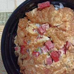 ข้าวหน้าไข่เจียวไส้กรอก