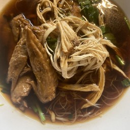 ก๋วยเตี๋ยวไก่ฉีก+ปลายปีก