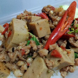 กระเพราหมูสับหมูยอ