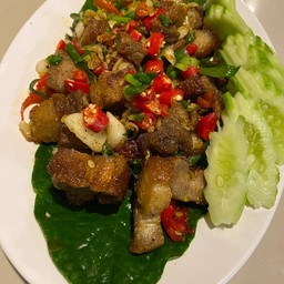 ข้าวหมูกรอบผัดพริกเกลือ