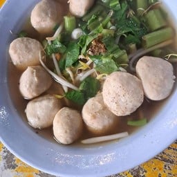 ก๋วยเตี๋ยวเนื้อ น้ำตกหมู ตาโน ไม่มี