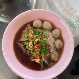 เส้นใหญ่หมูนํ้าใสทุกอย่าง