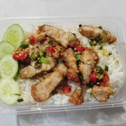 ข้าวราดหมูกรอบคั่วพริกเกลือ