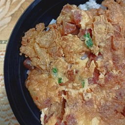 ข้าวหน้าไข่เจียวกุนเชียง