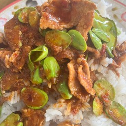 ผัดพริกแกงหมูสะตอ