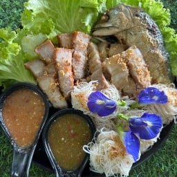 โคตรเมี่ยง โคตรอร่อย & อาหารตามสั่ง ครัวพิสดาร