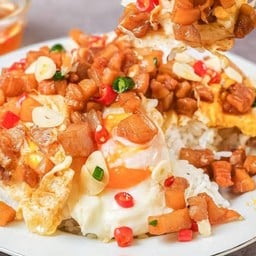 ข้าวไข่ดาวกากหมู ราดน้ำปลาเปรี้ยว(ไข่2ใบ)