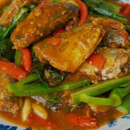 ข้าวราดคะน้าปลากระป๋อง