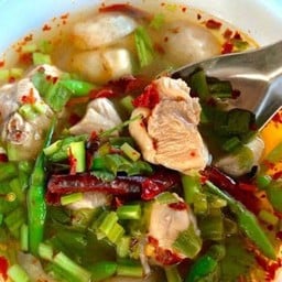 ลองชิมไก่ชิ้นใหญ่ๆ ต้มข่าตะไคร้ใบมะกรูดพริกซอยบีบมะนาวรสจัดจ้าน