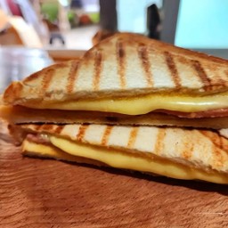 แซนวิชอบร้อนใส้เนยนมน้ำตาล