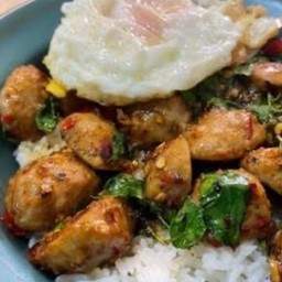 กระเพราลูกชิ้นเนื้อไข่ดาว