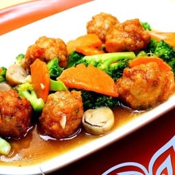 ลูกชิ้นกุ้งผัดบร็อคโคลี่