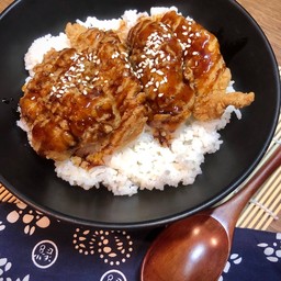 ข้าวหน้าไก่กรอบไม่มีกระดูก ราดซอสเทริยากิ