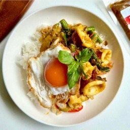 ข้าวปลาหมึกคั่วพริกแกงใต้