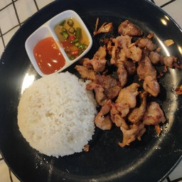 ข้าวหมูทอดกระเทียม