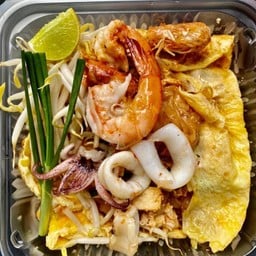 ผัดไททะเล หรือ กุ้ง ห่อไข่