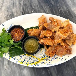 หมูสามชั้นทอดน้ำปลา Pork belly fish sauce