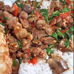 ข้าวกระเพรา เครื่องในไก่