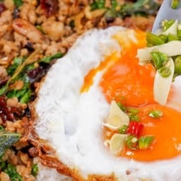 กะเพราพริกแห้ง ไข่ข้น By Malee จอมเทียนพัทยาใต้