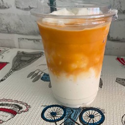 มะพร้าวปั่นนมสด ราดชาเย็นหอมๆๆ