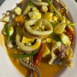 ปลาหมึกผัดไข่เค็ม