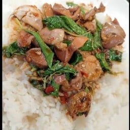 ผัดกระเพราเครืี่องในไก่_ราดข้าว