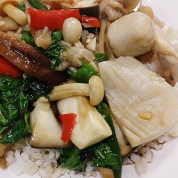 ข้าวราดผัดกะเพรารวมมิตร