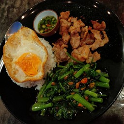 ข้าวผัดผักบุ้ง