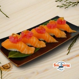 แซลมอนนิกิริ ท็อปทูน่าสับและไข่แซลมอน 5 คำ