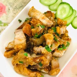 หมูกรอบผัดกระเทียมพริกไทย