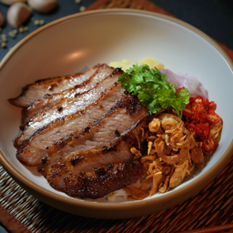 ข้าวคอหมูทอดทรงเครื่อง