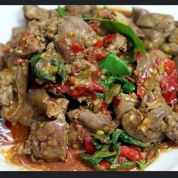 ผัดกระเพราเครื่องในไก่_กับข้าว