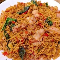 มาม่ากะเพราพริกแห้งสามชั้นสไลด์