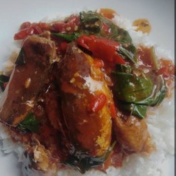 ข้าวราดผัดกะเพราปลากระป๋อง