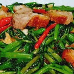 ผัดผักบุ้งหมูกรอบ