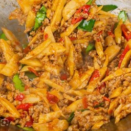 ผัดพริกแกงหน่อไม้หมูสับราดข้าว