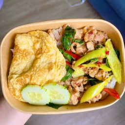 ผัดพริกแกงไก่ชิ้น