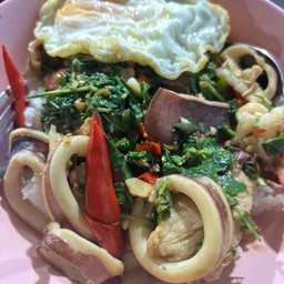 กระเพราปลาหมึกราดข้าว