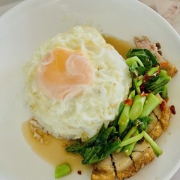 ข้าวคะน้าหมูกรอบ