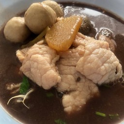 เส้นใหญ่หมูน้ำตก