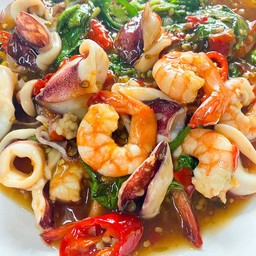 กะเพรากุ้ง-ปลาหมึก (กับข้าว)