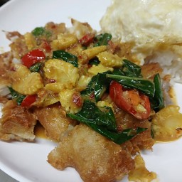 ข้าวพริกแกงไก่กรอบ