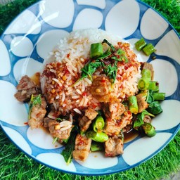 กระเพราเนื้อชิ้นราดข้าว