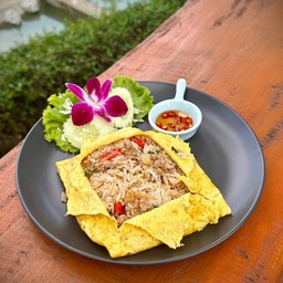 ข้าวคลุกกระเพราห่อไข่(หมู)