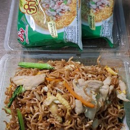 ผัดมาม่ายำยำรสหมูสับ