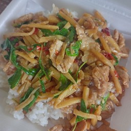 ข้าวกะเพราหมูนุ่มหน่อไม้