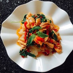 เส้นใหญ่ผัดกระเพราพริกแห้งกระเทียมไก่