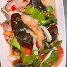 ยำไข่เยี่ยวม้าคอหมูย่าง