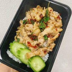 ข้าวกะเพราสามชั้นพริกแห้ง