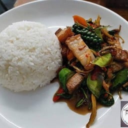 ผัดฉ่าหมูกรอบราดข้าว